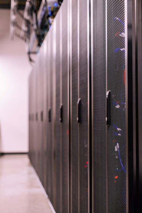 Máy chủ vật lý của Hunacloud đều được đặt tại các Data Center đạt tiêu chuẩn quốc tế Tier 3 – TIA 942,